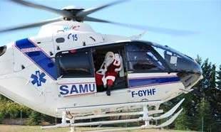 Père Noël dans un Hélicoptère du SAMU