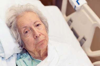 femme âgée alitée hôpital