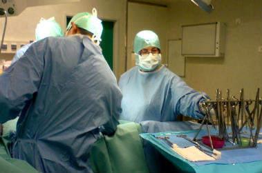 chirurgien dans un bloc opératoire