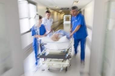 lit patient couloir hôpital