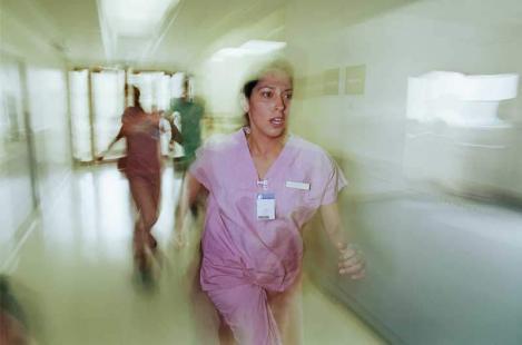 infirmière couloir hôpital urgence