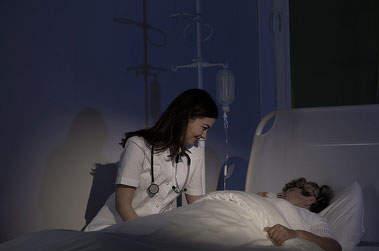infirmière de nuit patient alité