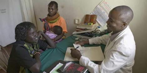 Consultation HIV/sida au Kenya, dans les locaux de l’ONG Pepo La Tumaini Jangwani. Shutterstock