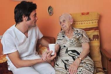 soignant personne âgée