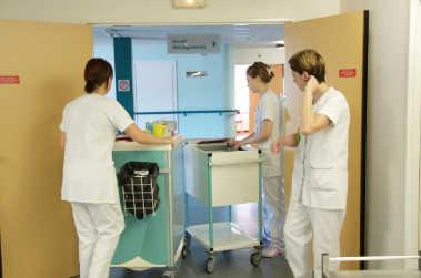 infirmières couloir hopital